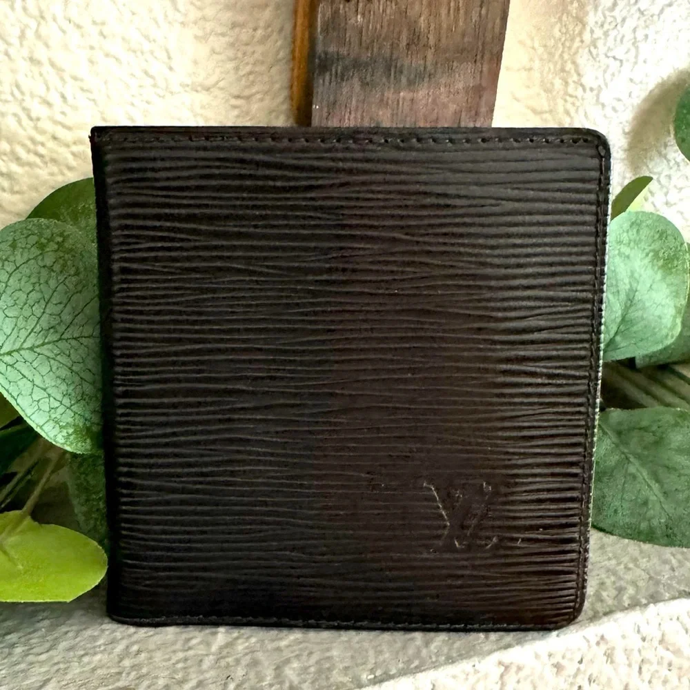 - Louis Vuitton Men's epi Black Wallet good condition
